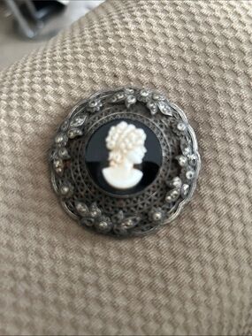 Sarah Coventry Black and Cream Cameo Filigree Brooch